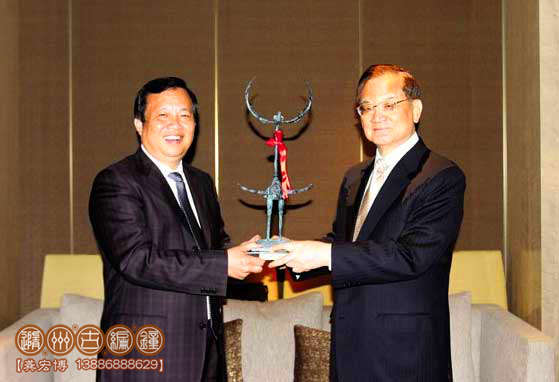 馬清明向連戰贈送隨州市標“鹿角立鶴”青銅工藝品
